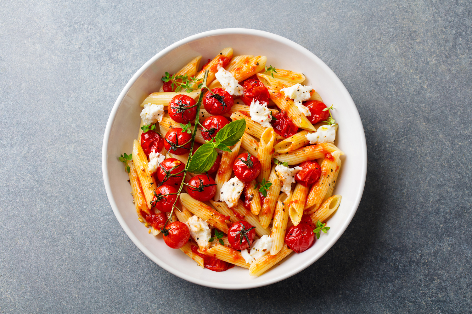 Mittagstisch Lüneburg: Ein Teller Penne mit frischen Tomaten und Mozarella