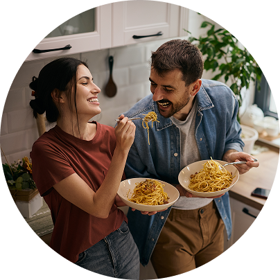 Paar genießt gemeinsam frische Pasta in der Küche – italienischer Genussmoment