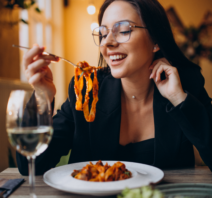 Nudelkontor Lüneburg: Frau genießt italienische Pasta